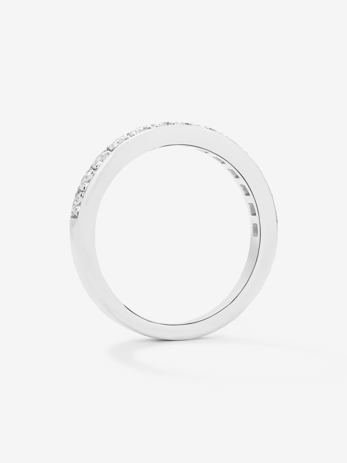 Alianza media de oro blanco de 18K con diamantes en talla brillante con un total de 0,36 cts