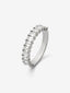 Media alianza de oro blanco de 18K con 13 diamantes en talla esmeralda con un total de 1,88 cts