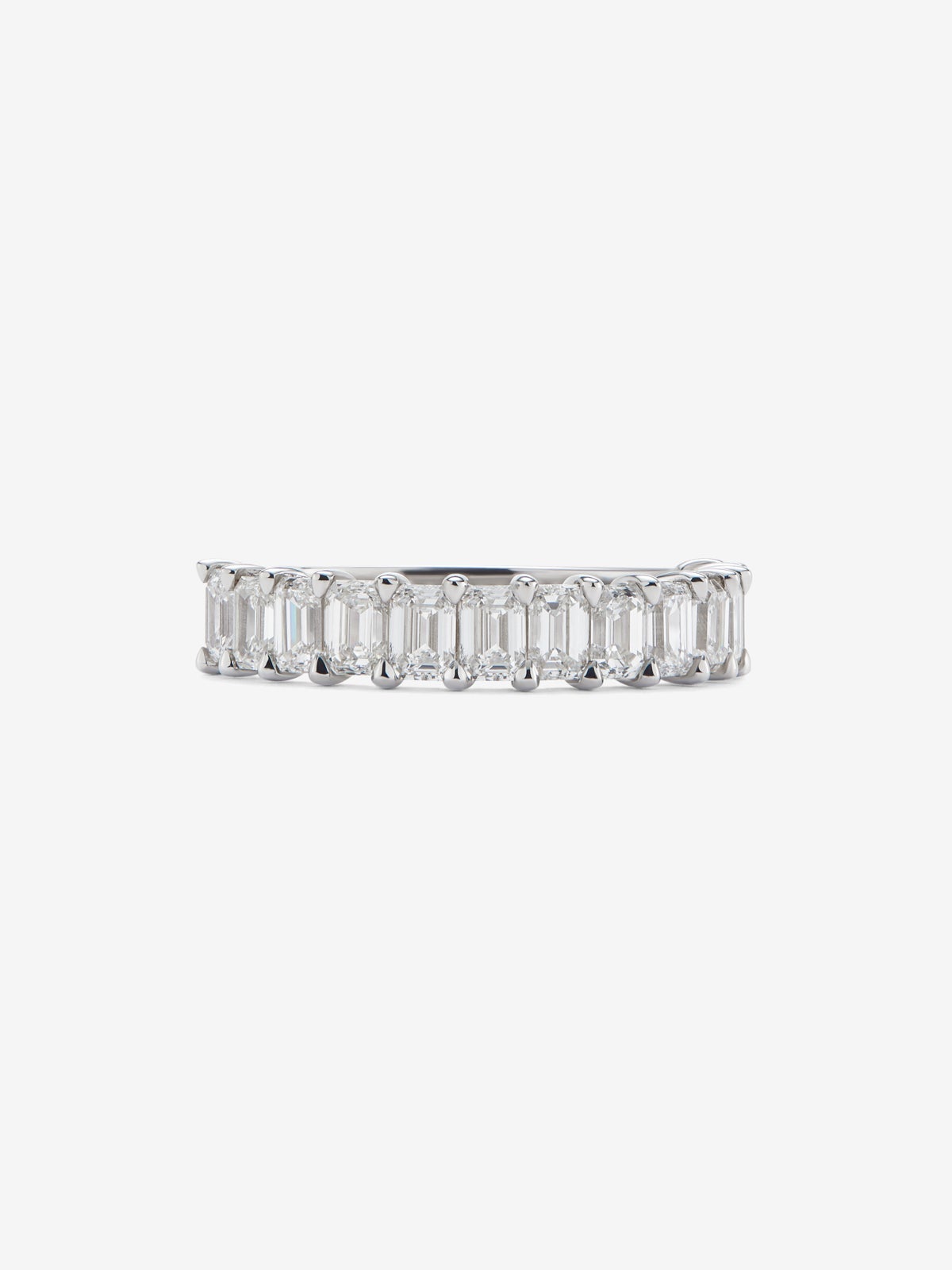 Media alianza de oro blanco de 18K con 13 diamantes en talla esmeralda con un total de 1,88 cts