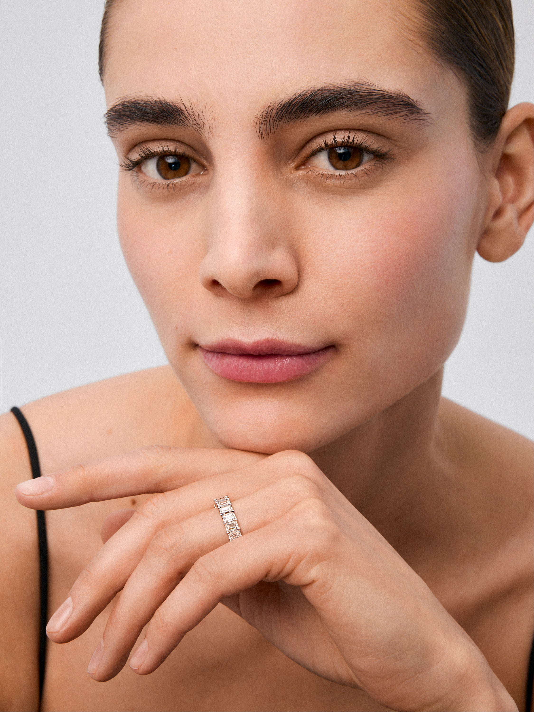 Half wedding ring in 18K white gold with 12 emerald-cut diamonds with a total of 2.23 cts