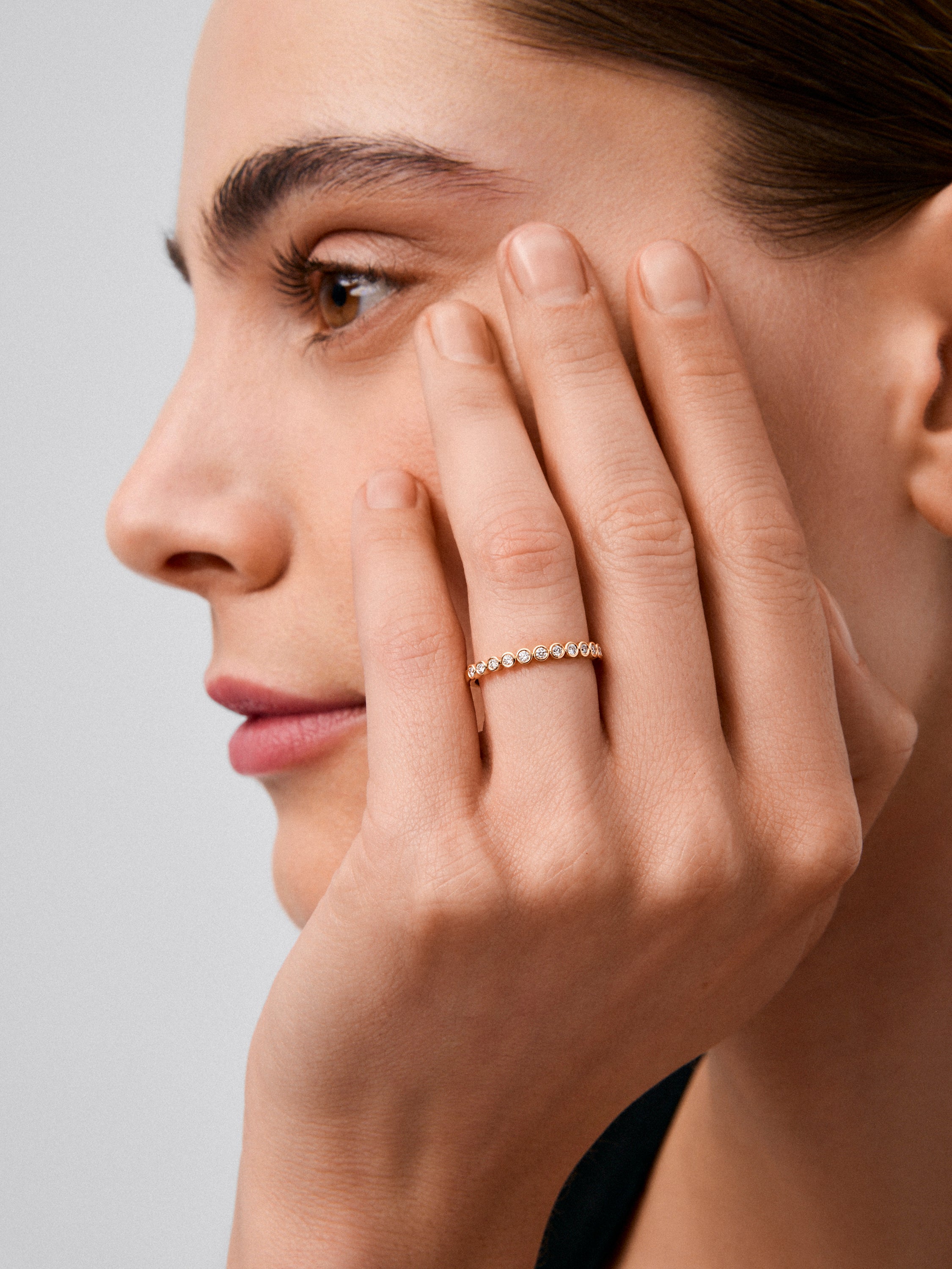 Alianza de oro amarillo de 18K con 14 diamantes blanco en talla brillante con un total de 0,19 cts
