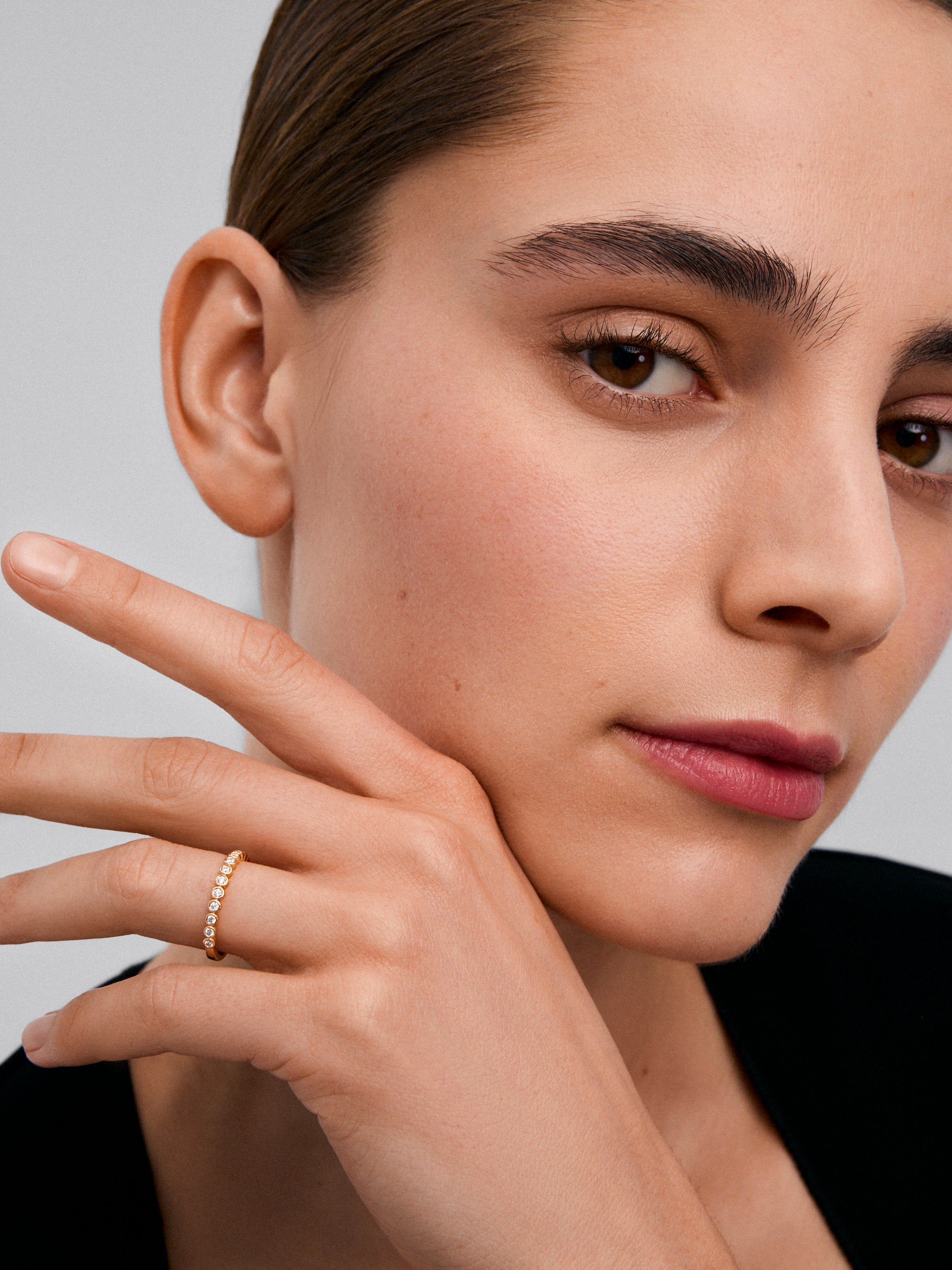 Alianza de oro amarillo de 18K con 14 diamantes blanco en talla brillante con un total de 0,19 cts