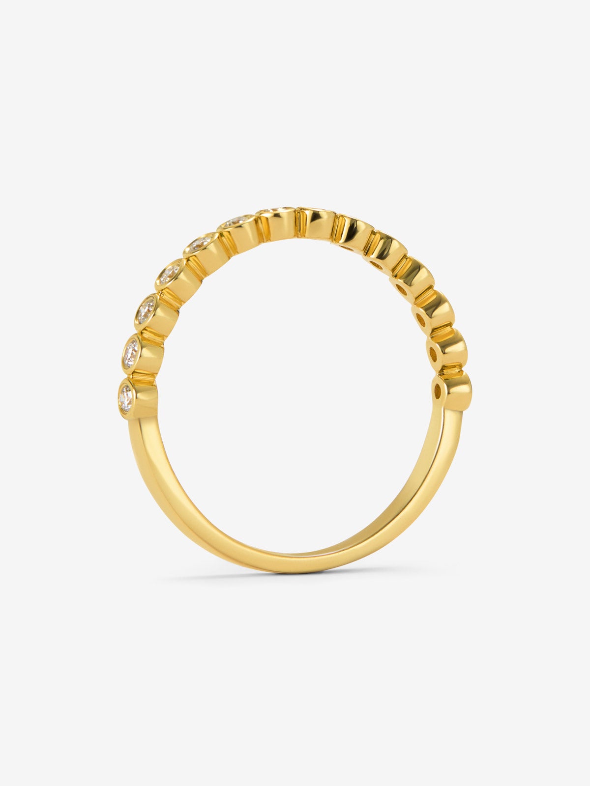Alianza de oro amarillo de 18K con 14 diamantes blanco en talla brillante con un total de 0,19 cts