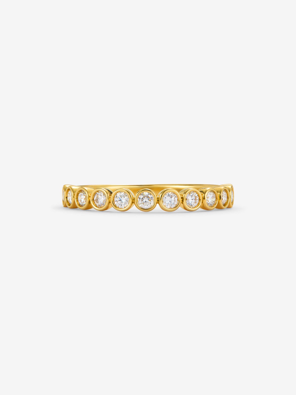 Alianza de oro amarillo de 18K con 14 diamantes blanco en talla brillante con un total de 0,4 cts