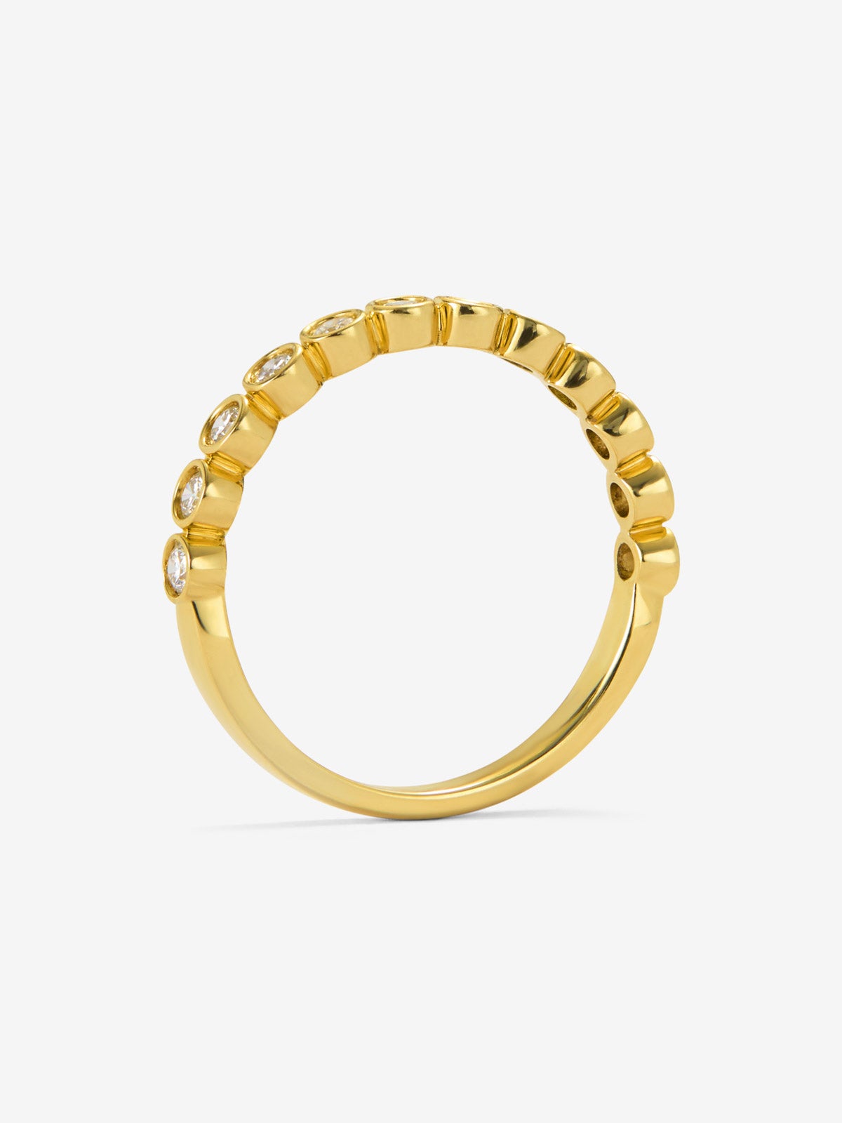 Alianza de oro amarillo de 18K con 14 diamantes blanco en talla brillante con un total de 0,4 cts