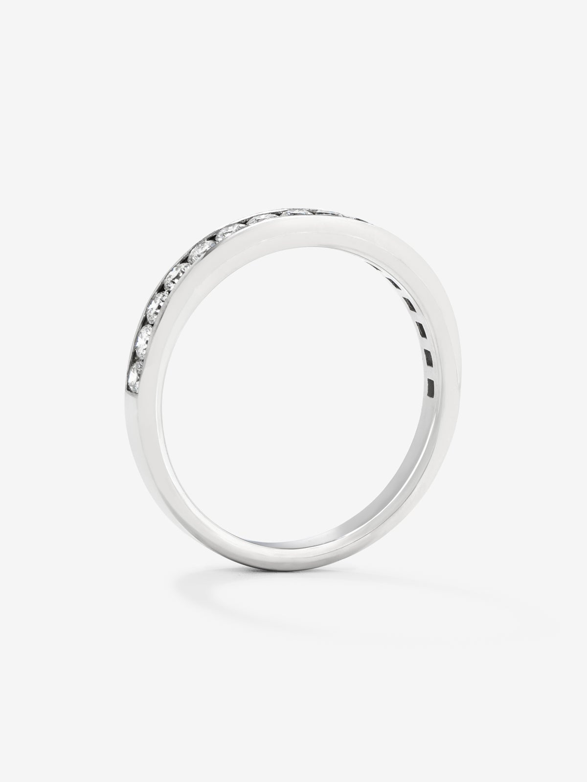 Media alianza de oro blanco de 18K con 13 diamantes en talla brillante con un total de 0,67 cts