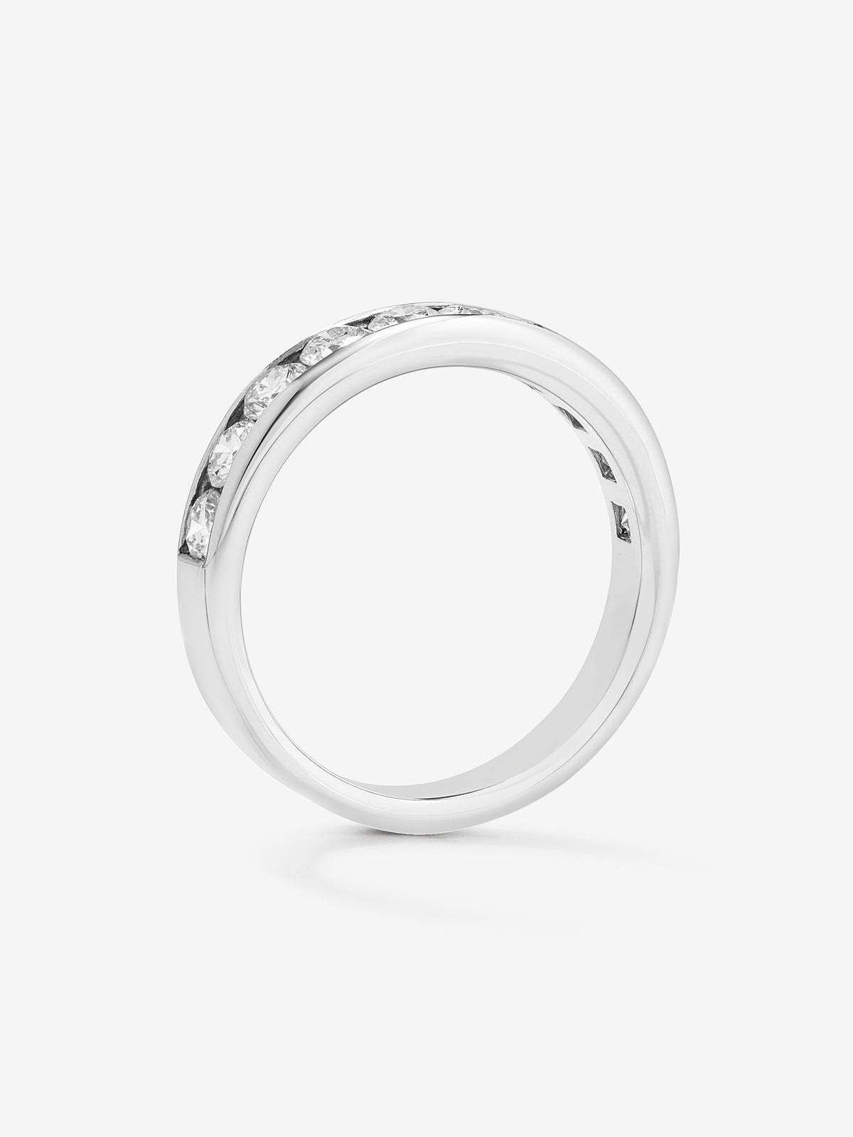 Media alianza de oro blanco de 18K con 10 diamantes en talla brillante con un total de 1,1 cts