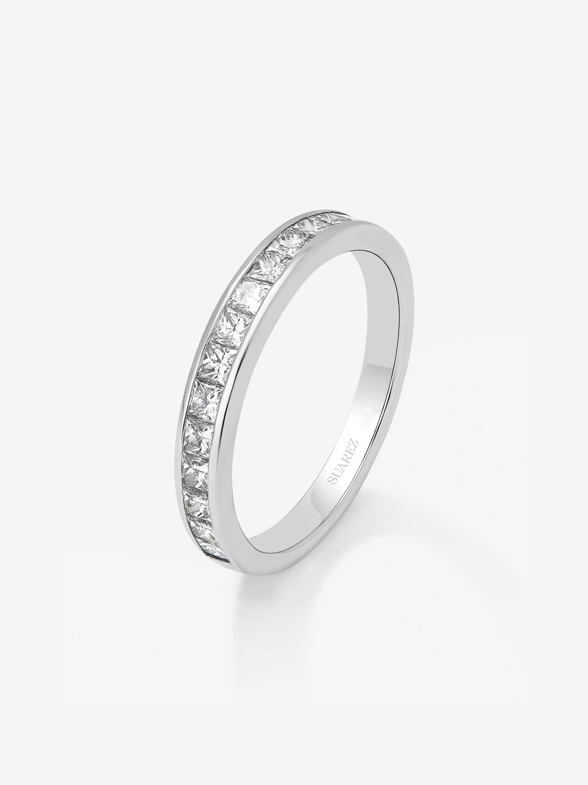 Alianza media de compromiso de oro blanco de 18K con diamantes en talla princesa en carril 0,70ct