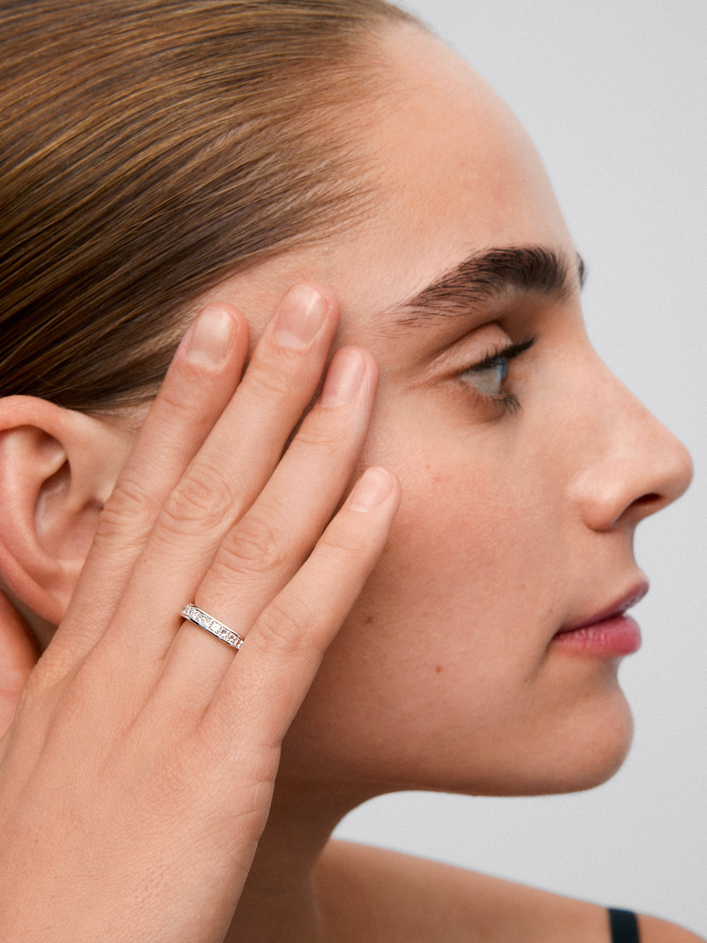 Alianza media de compromiso de oro blanco de 18K con diamantes en talla princesa en carril 0,70ct