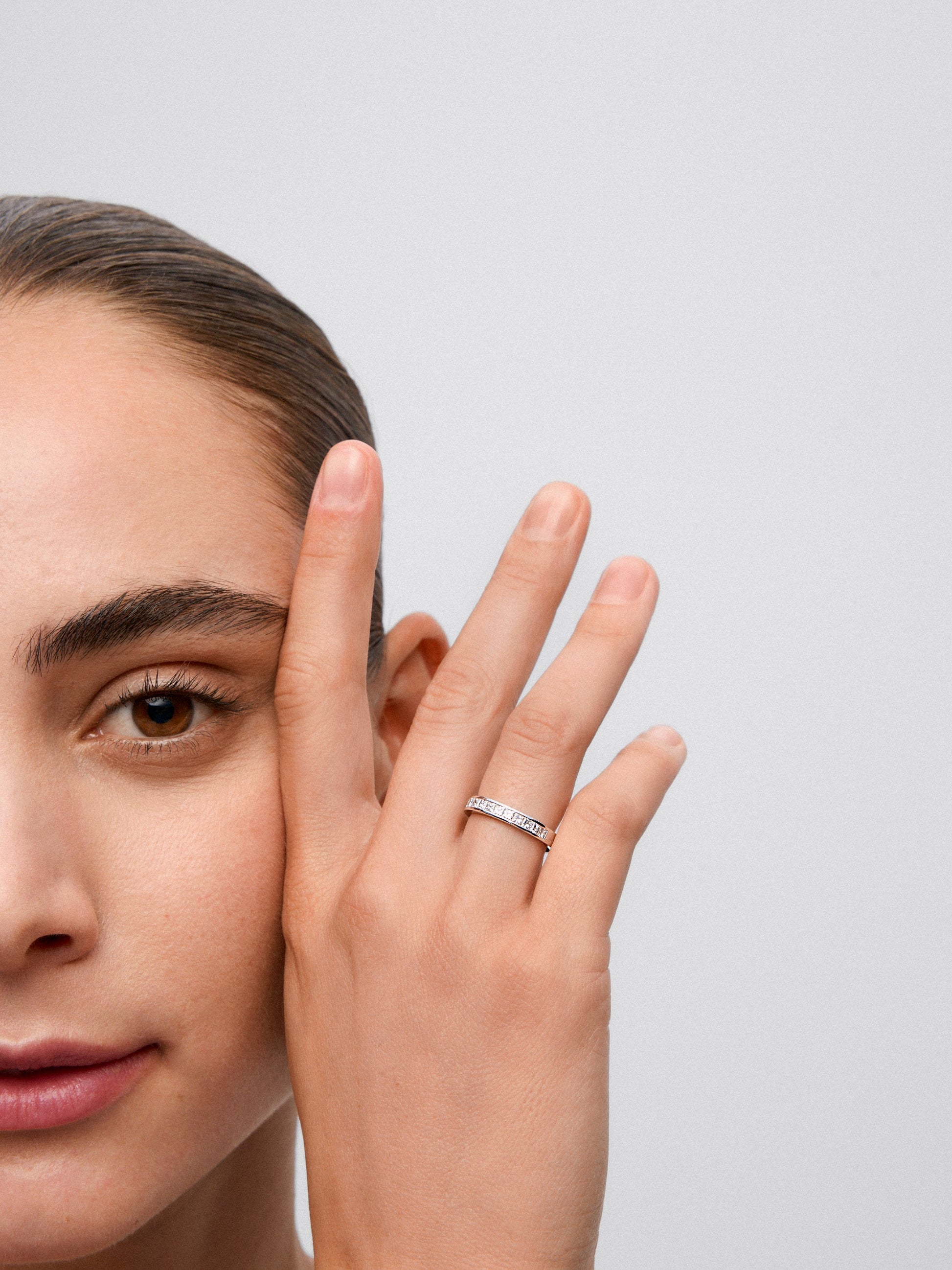 Alianza media de compromiso de oro blanco de 18K con diamantes en talla princesa en carril 0,70ct