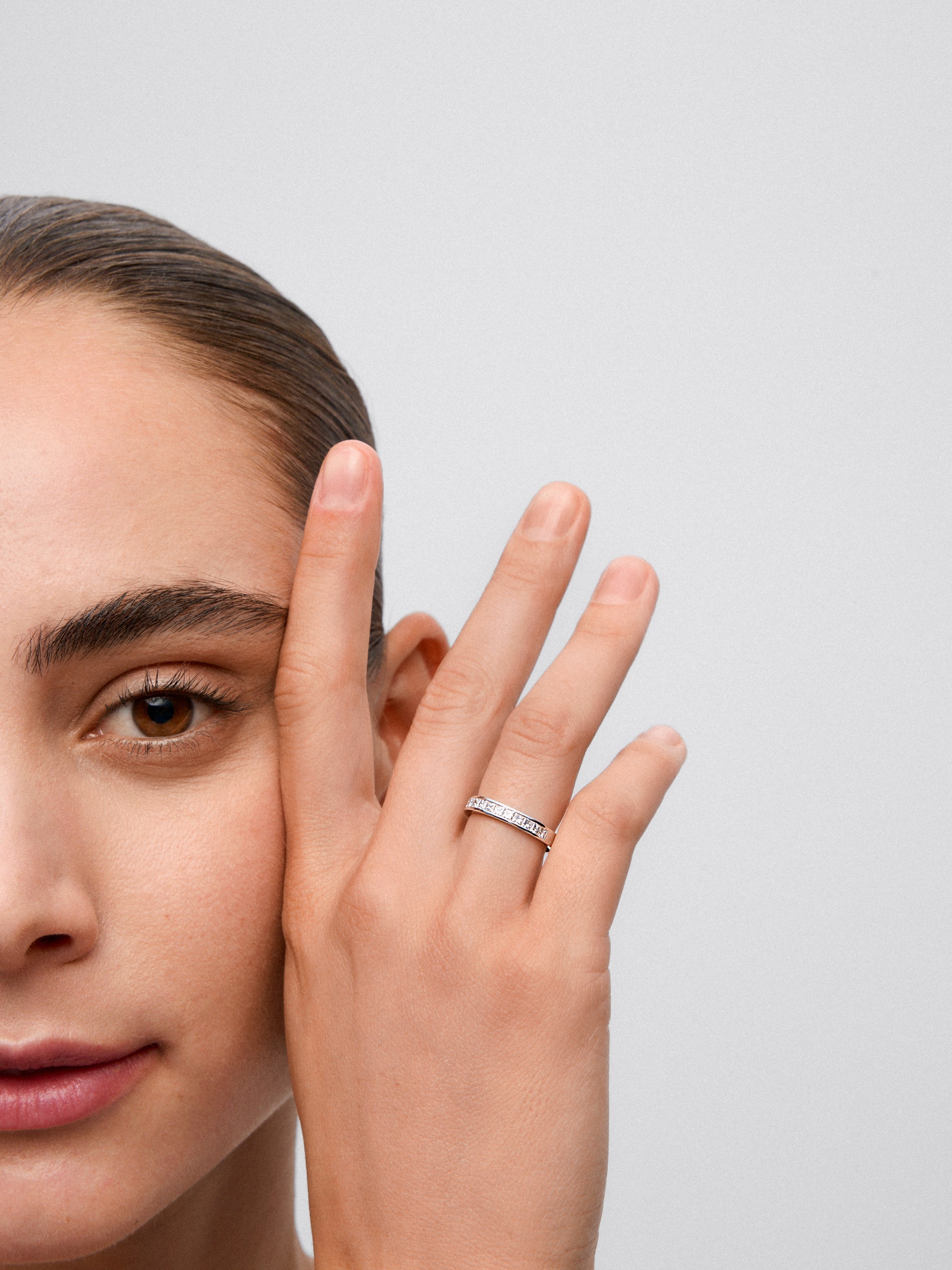 Alianza media de compromiso de oro blanco de 18K con diamantes en talla princesa en carril 0,70ct