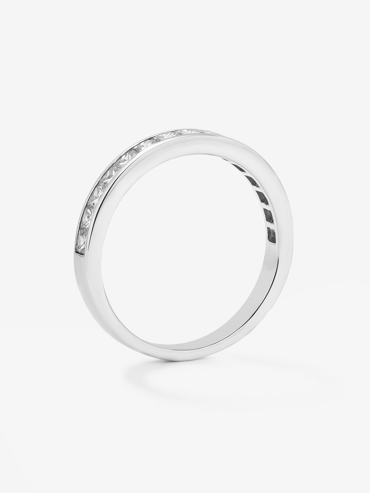 Alianza media de compromiso de oro blanco de 18K con diamantes en talla princesa en carril 0,70ct