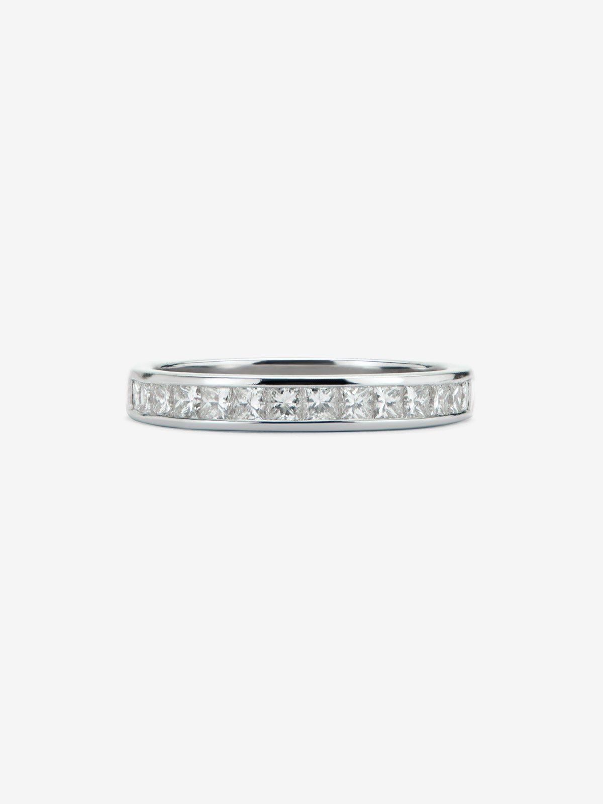 Media alianza de oro blanco de 18K con 14 diamantes en talla princesa con un total de 0,7 cts