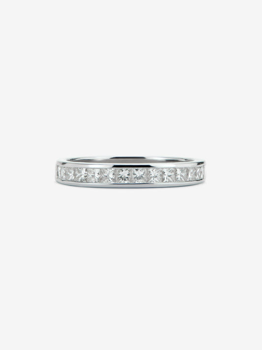 Media alianza de oro blanco de 18K con 14 diamantes en talla princesa con un total de 0,7 cts