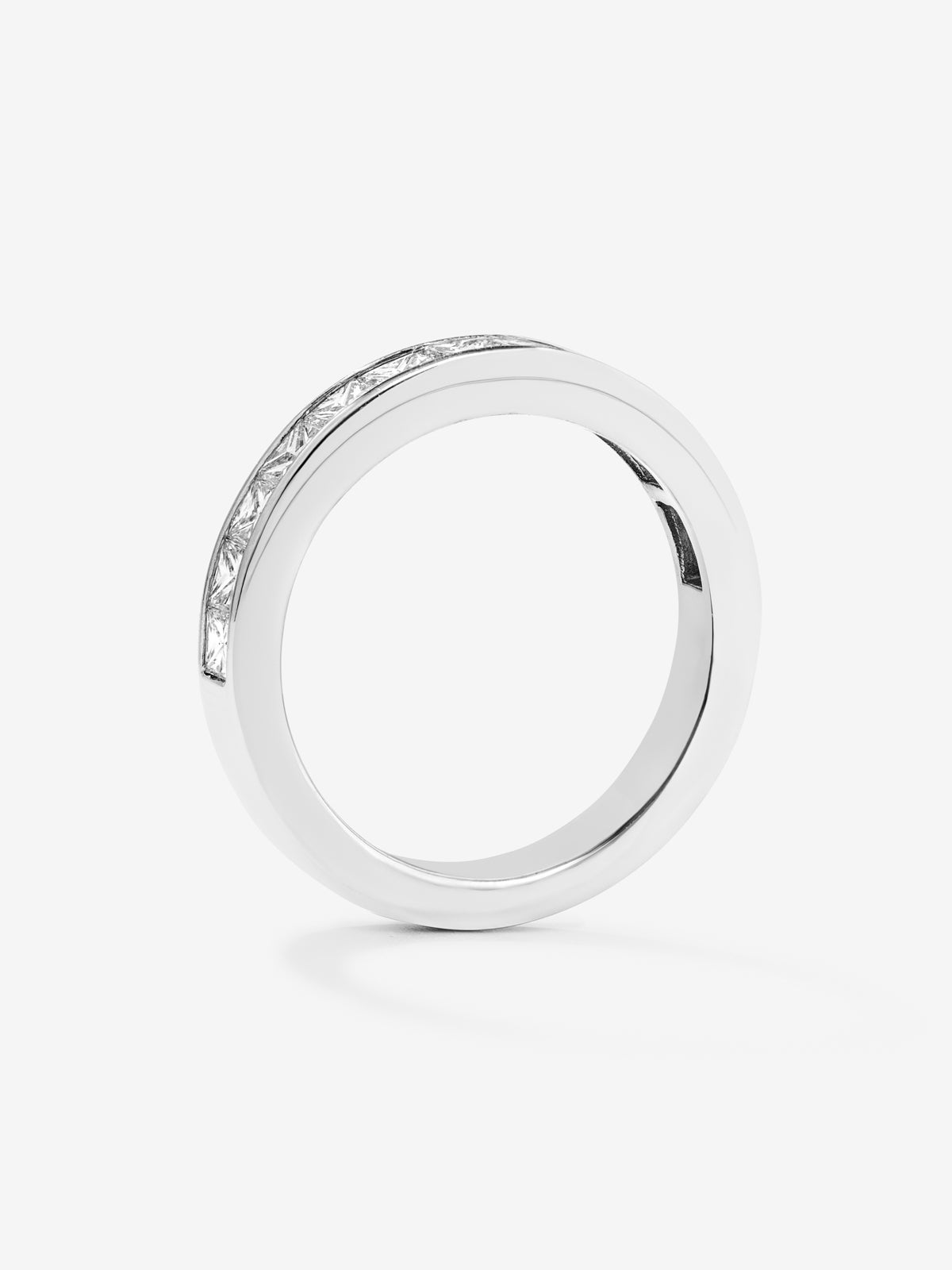 Media alianza de oro blanco de 18K con 13 diamantes en talla princesa con un total de 1,16 cts