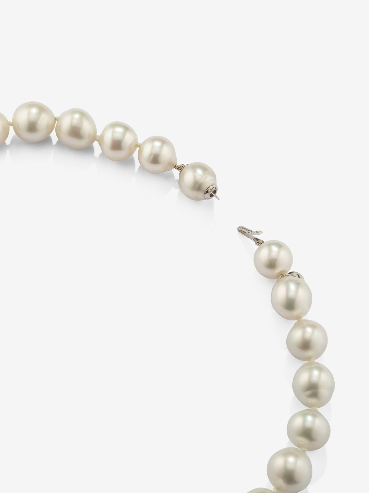 Colgante de perlas australianas con cierre oculto de oro blanco de 18K