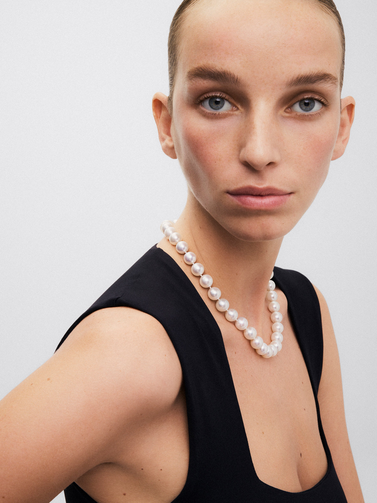 Collar de perlas australianas esféricas con cierre de oro blanco de 18K