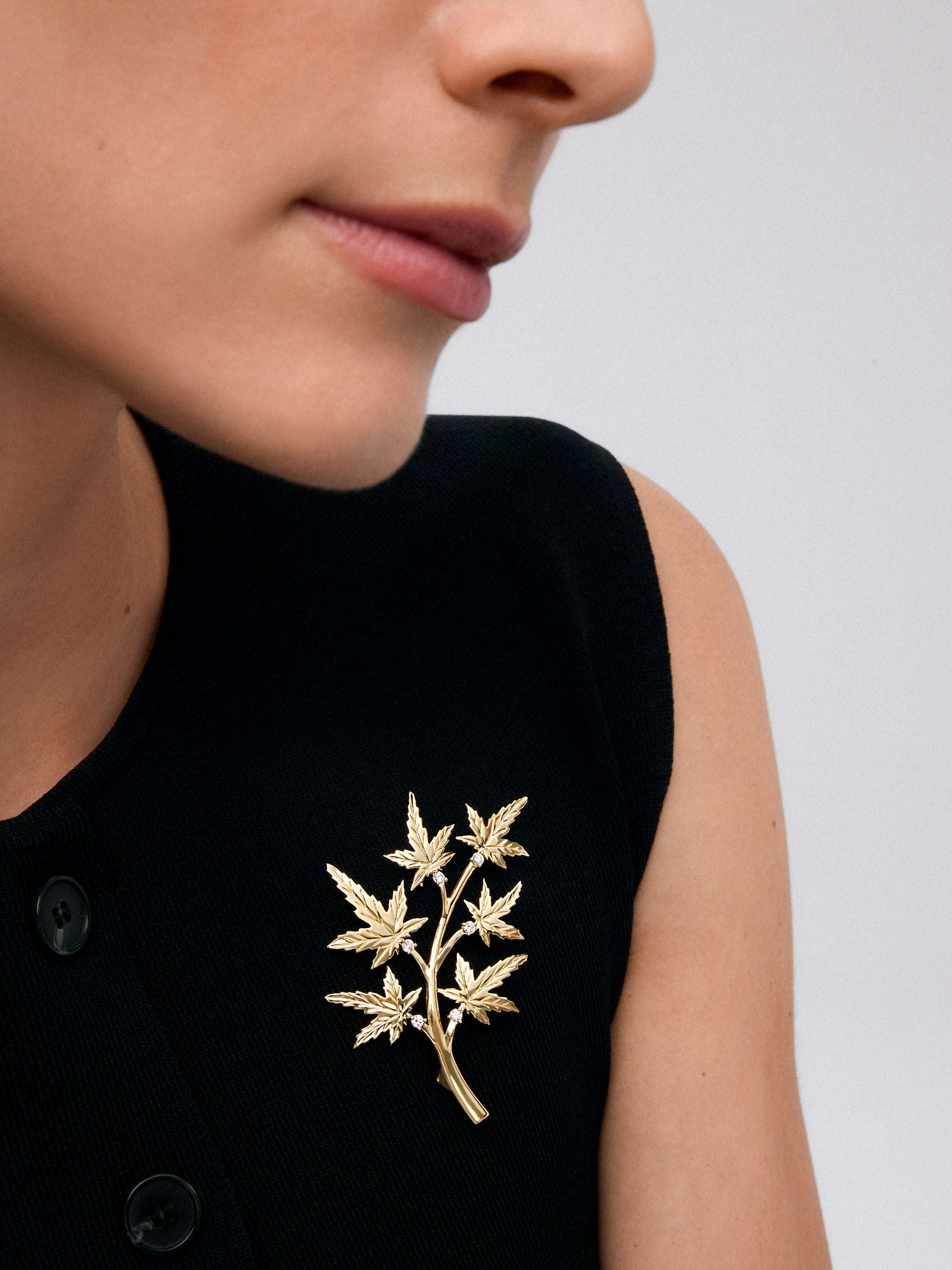 18K Yellow Gold Brooch with 6 Brilliant-Cut Diamonds Totaling 0.36 cts and Maple Branch Shape