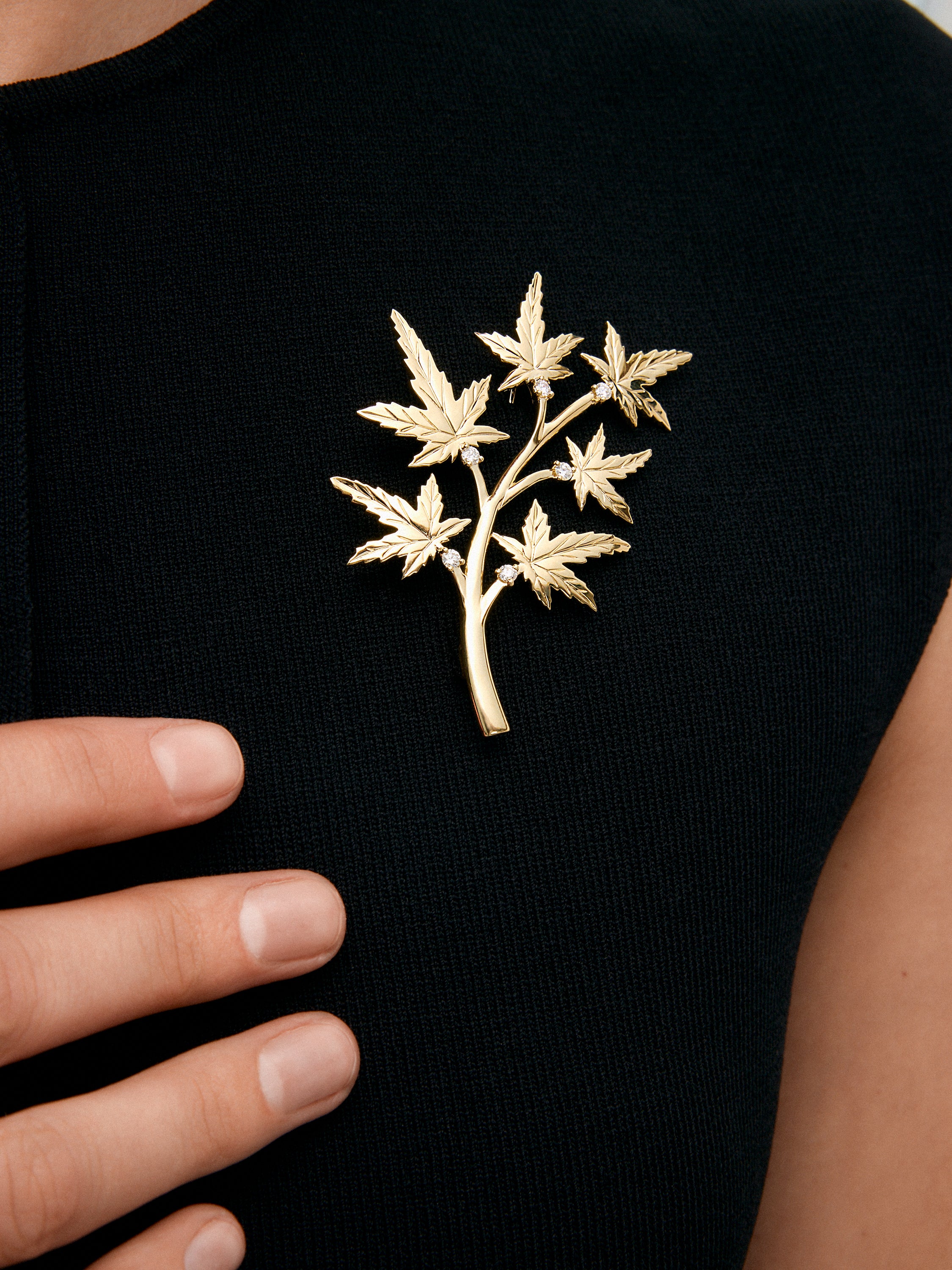 18K Yellow Gold Brooch with 6 Brilliant-Cut Diamonds Totaling 0.36 cts and Maple Branch Shape