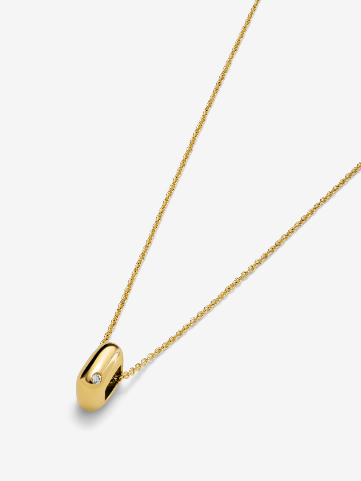 Charm de oro amarillo de 18K con 2 diamantes en talla brillante con un total de 0,03 cts