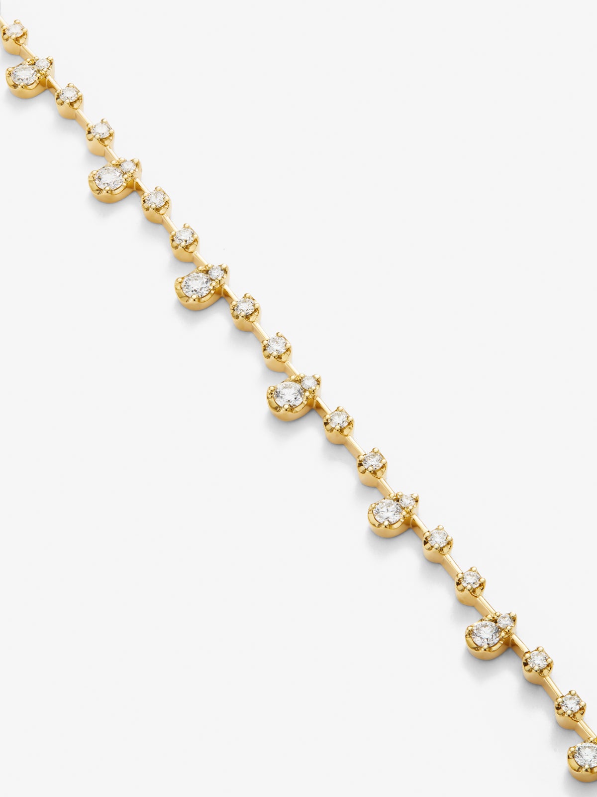Collar de oro amarillo de 18K con 62 diamantes en talla brillante con un total de 2,61 cts
