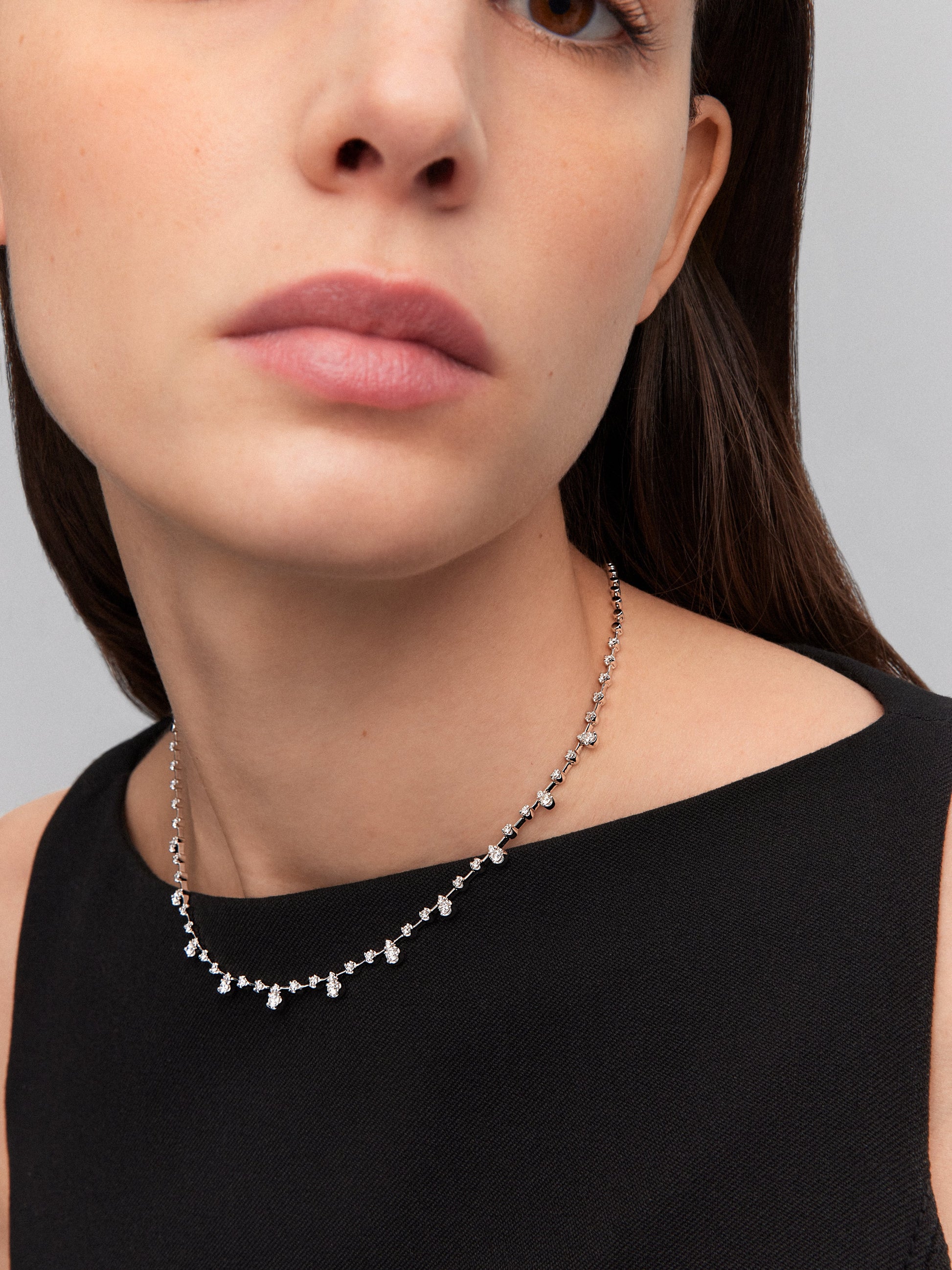 Collar de oro blanco de 18K con diamantes blancos en talla brillante de 2,61 cts