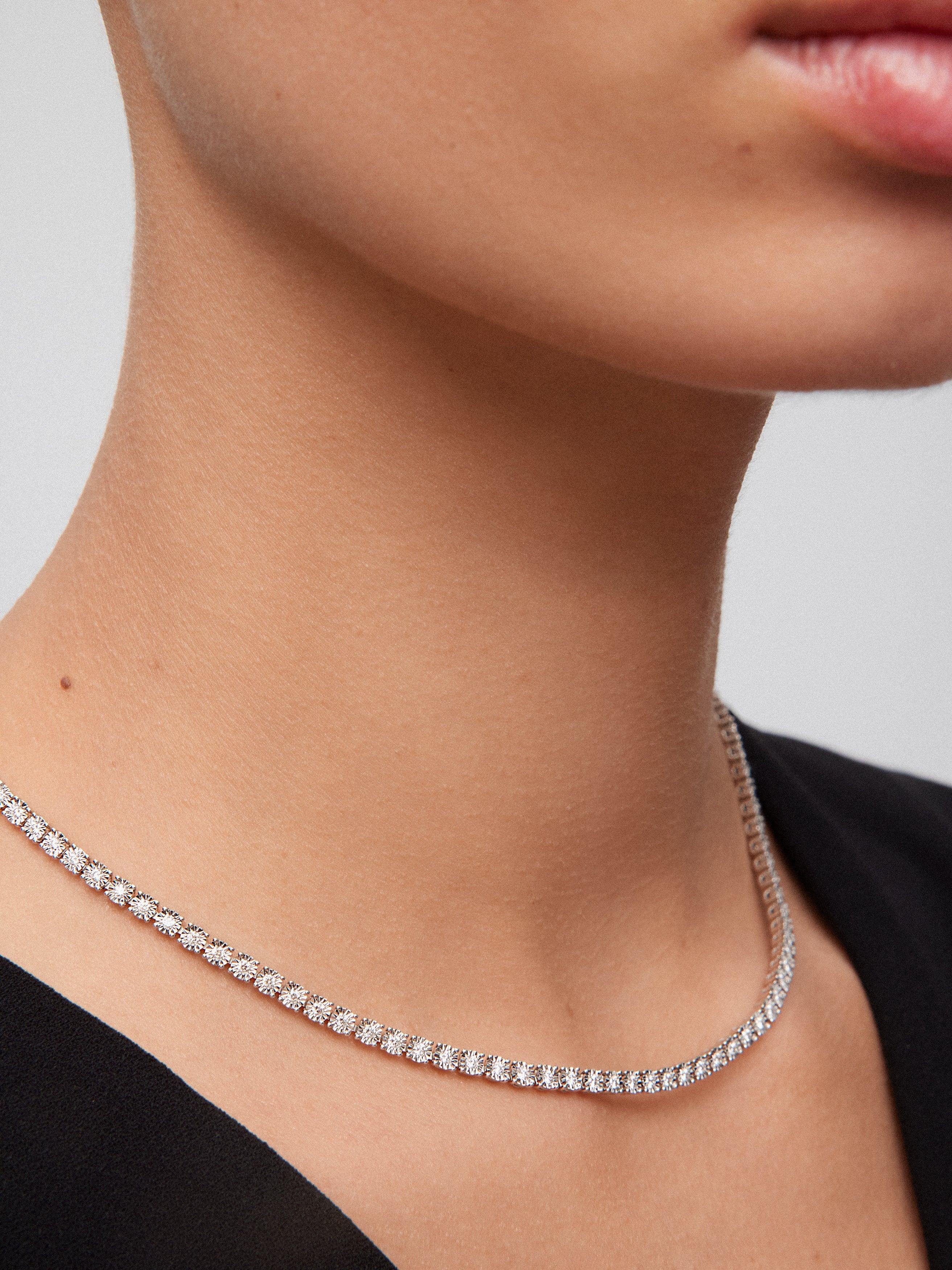 Collar gargantilla riviere de oro blanco de 18K con diamantes