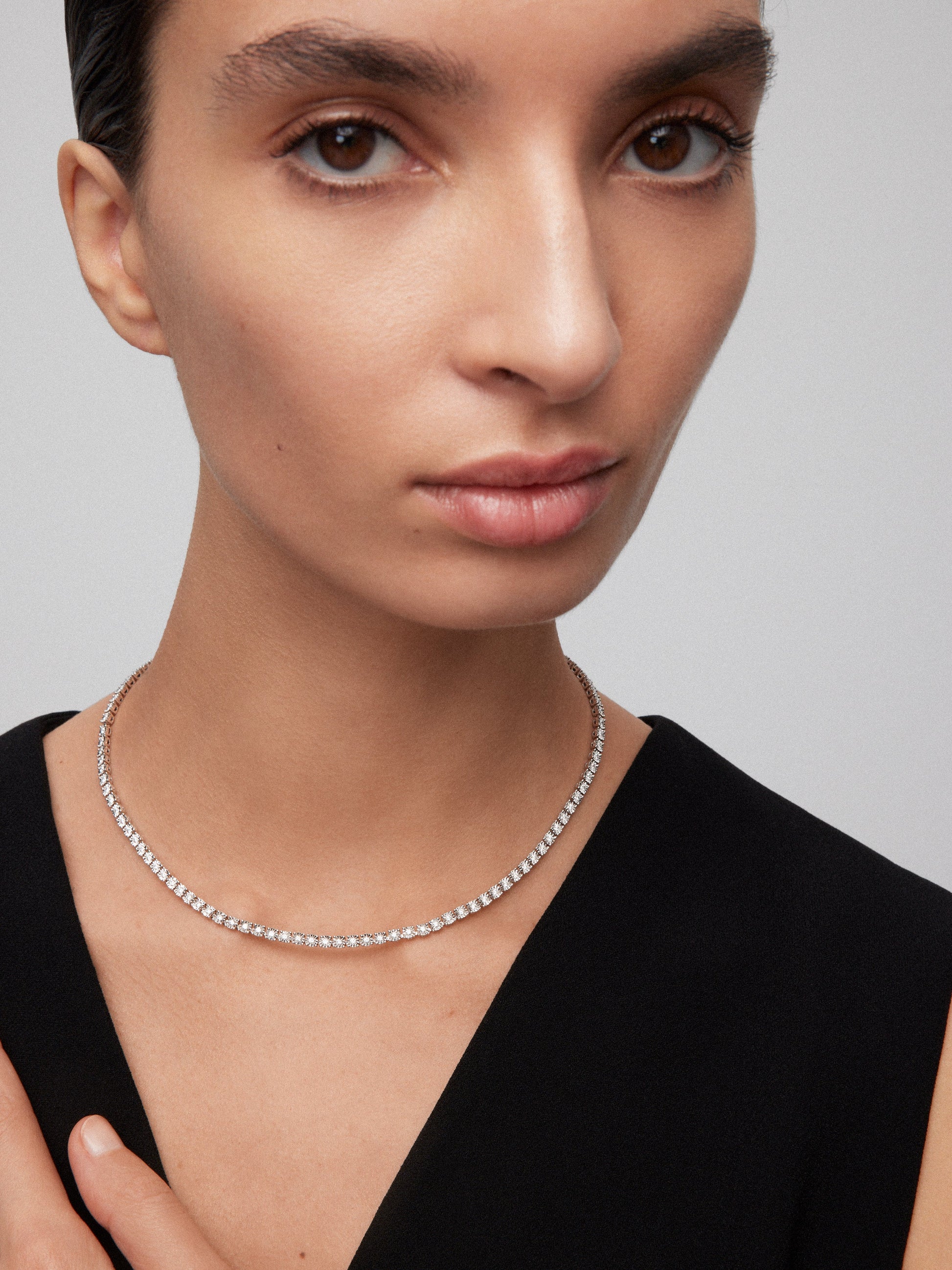 Collar gargantilla riviere de oro blanco de 18K con diamantes