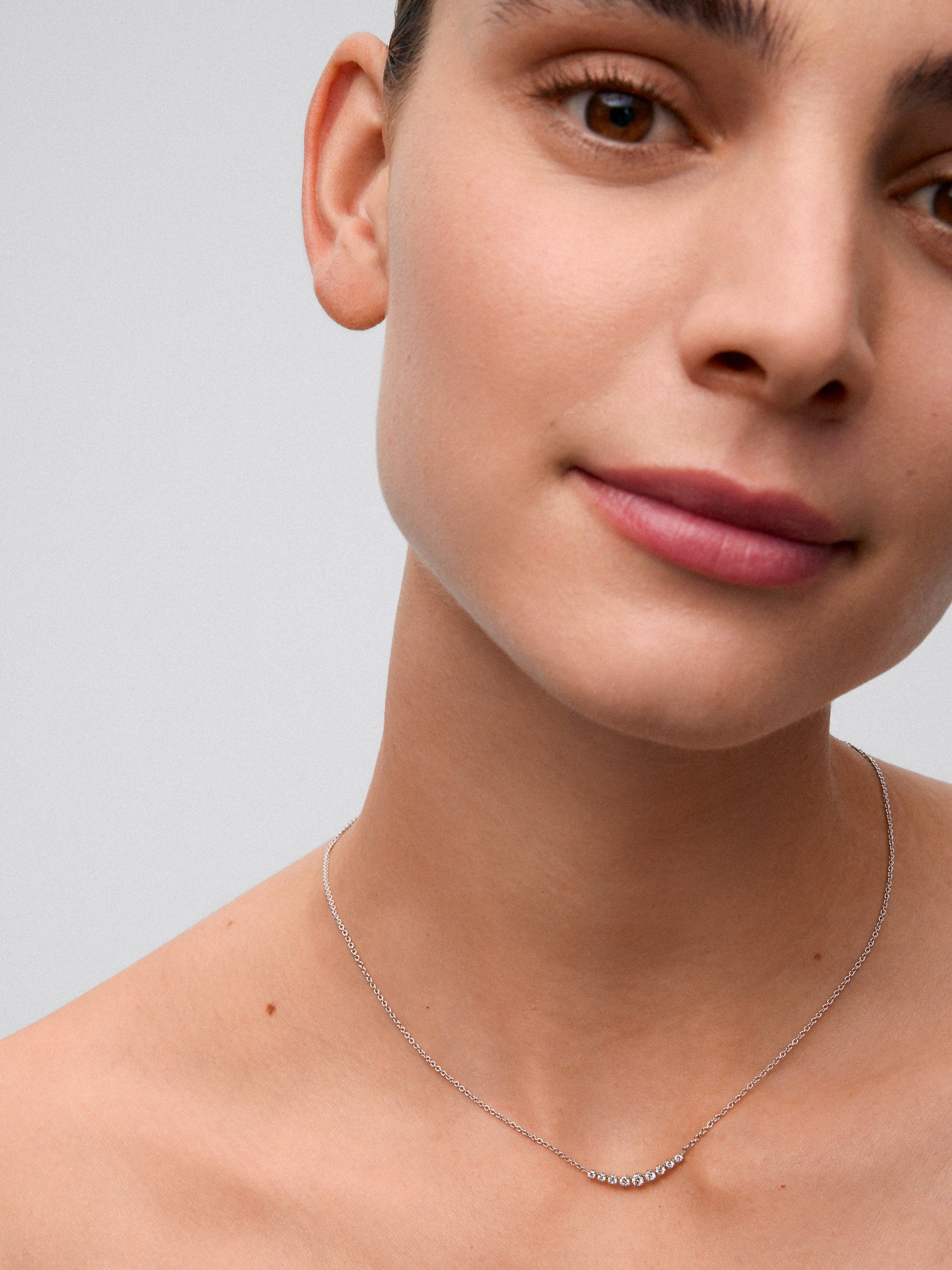 Collar de oro blanco de 18K con 9 diamantes en talla brillante con un total de 0,26 cts