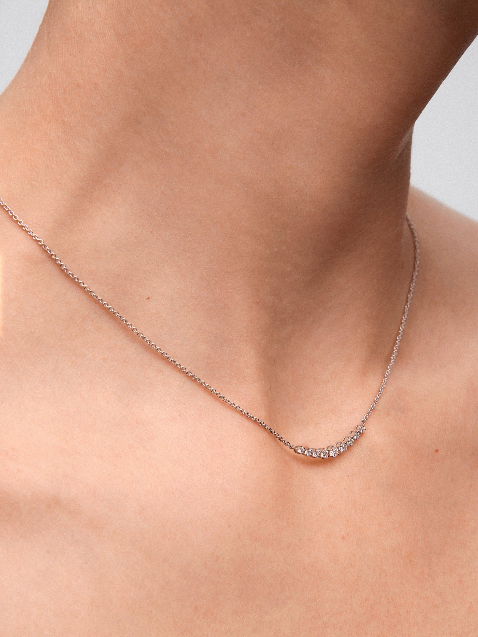 Collar de oro blanco de 18K con 9 diamantes en talla brillante con un total de 0,26 cts