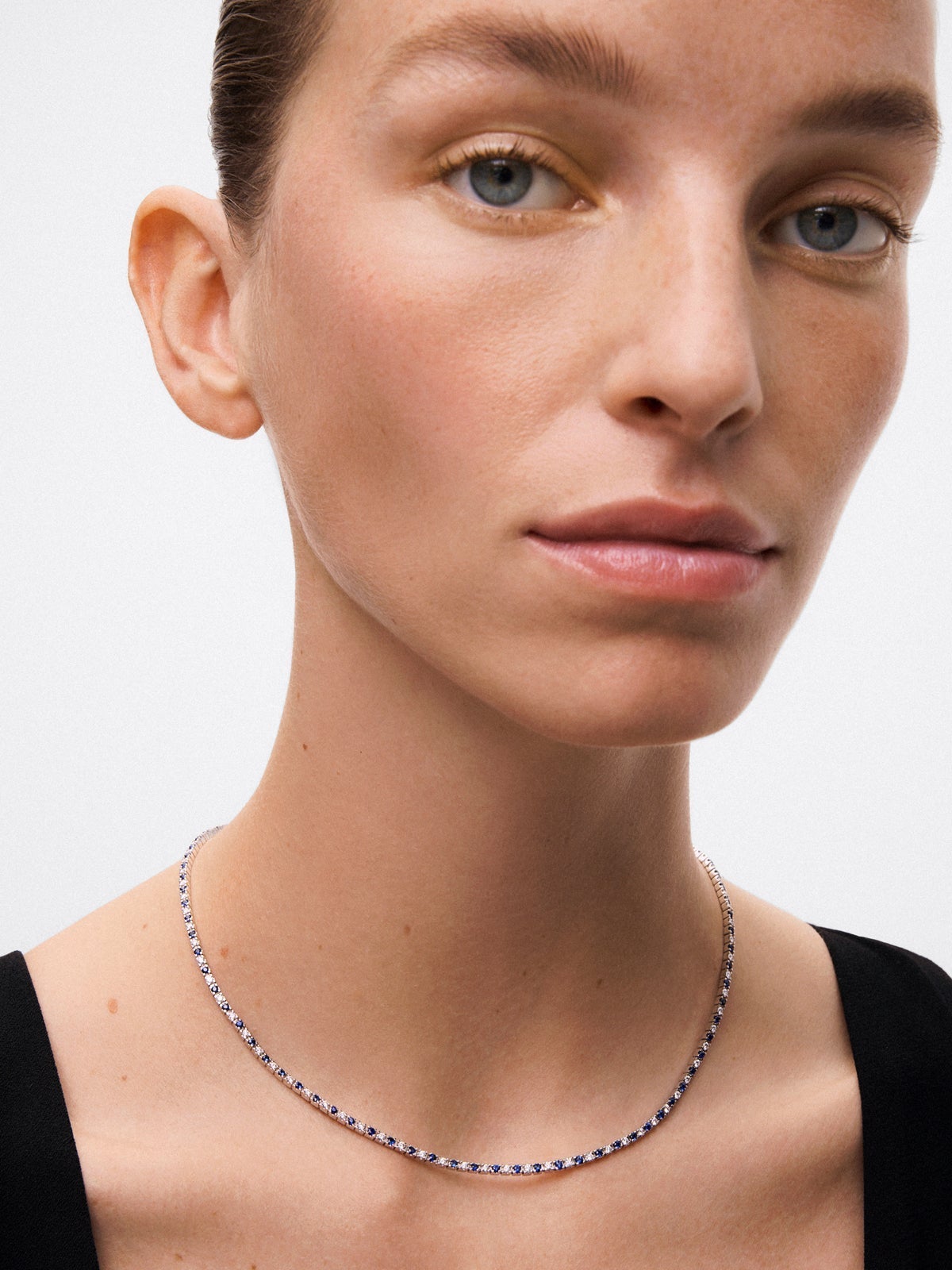 Collar rivière de oro blanco de 18K con diamantes y zafiros azules