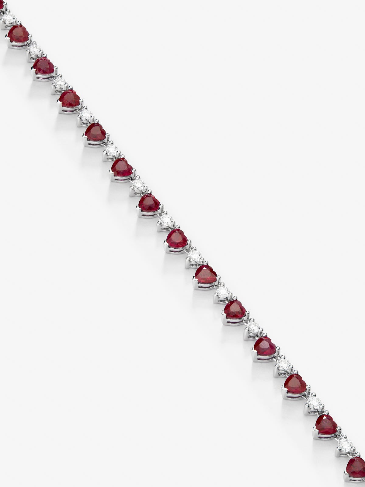 Collar de oro blanco de 18K con rubíes rojos en talla corazón de 12,62 cts y diamantes blancos en talla brillante de 2,51 cts