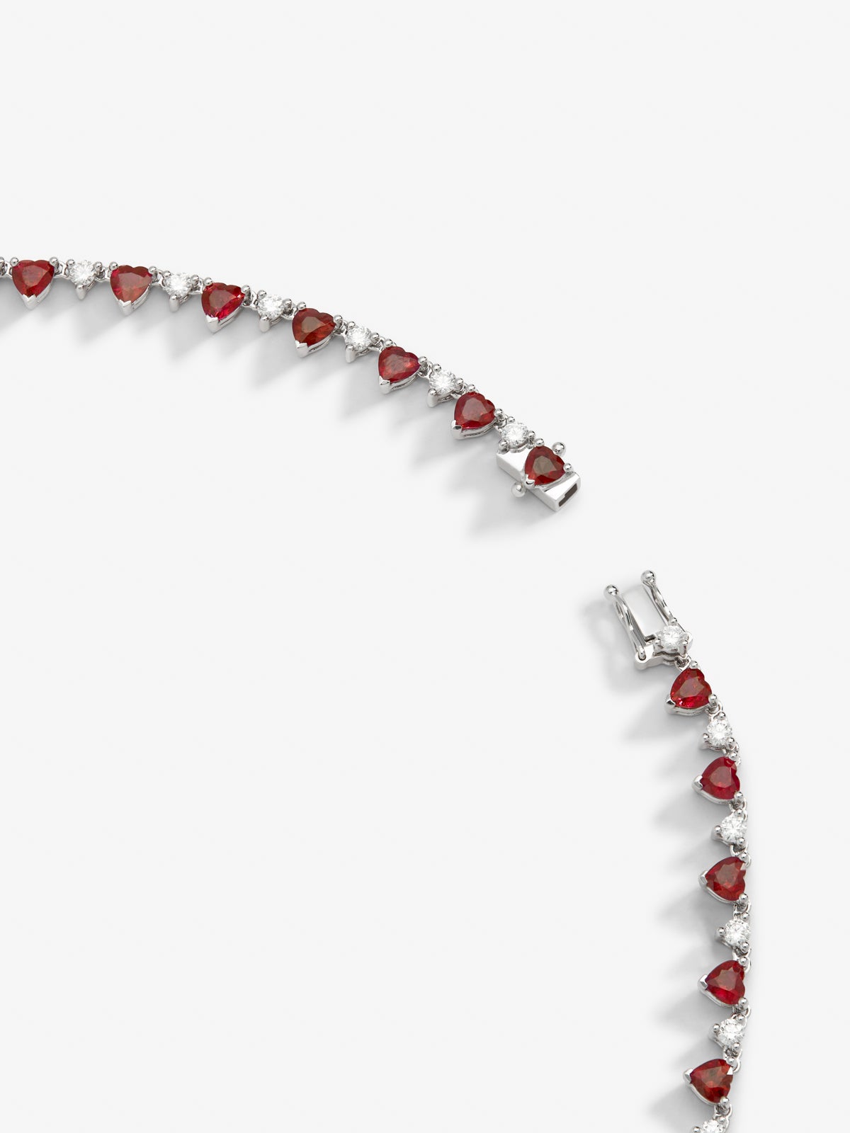 Collar de oro blanco de 18K con rubíes rojos en talla corazón de 12,62 cts y diamantes blancos en talla brillante de 2,51 cts