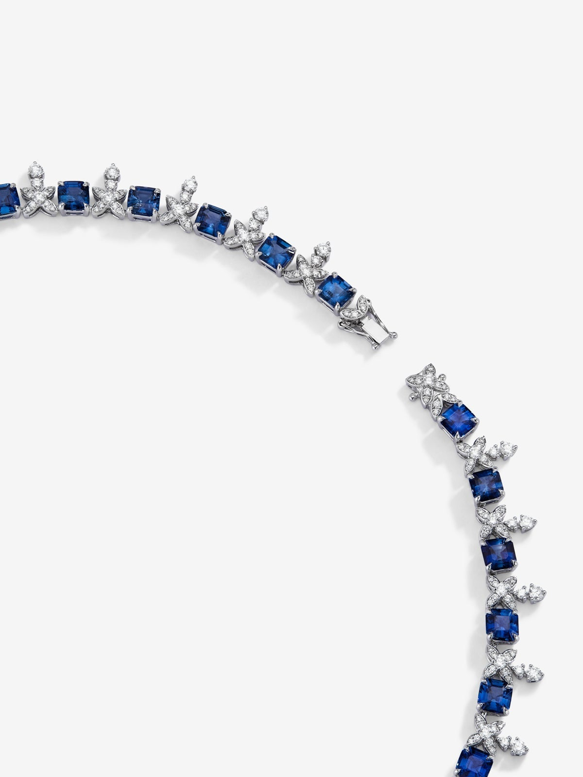 Collar de oro blanco de 18K con zafiros azules en talla princesa de 37,4 cts y diamantes blancos en talla brillante de 11 cts