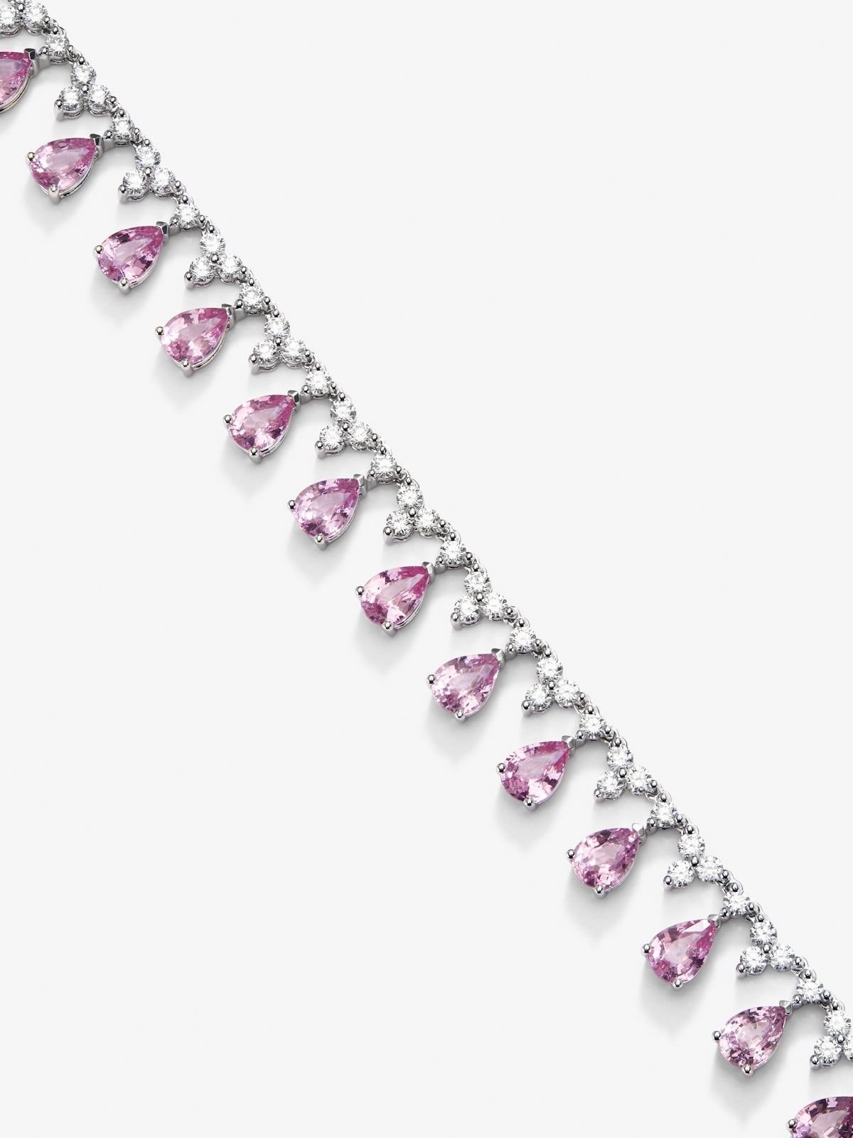 Collar rivière de oro blanco de 18K con 19 zafiros rosas en talla pera con un total de 16,03 cts y 161 diamantes en talla redonda con un total de 8,85 cts