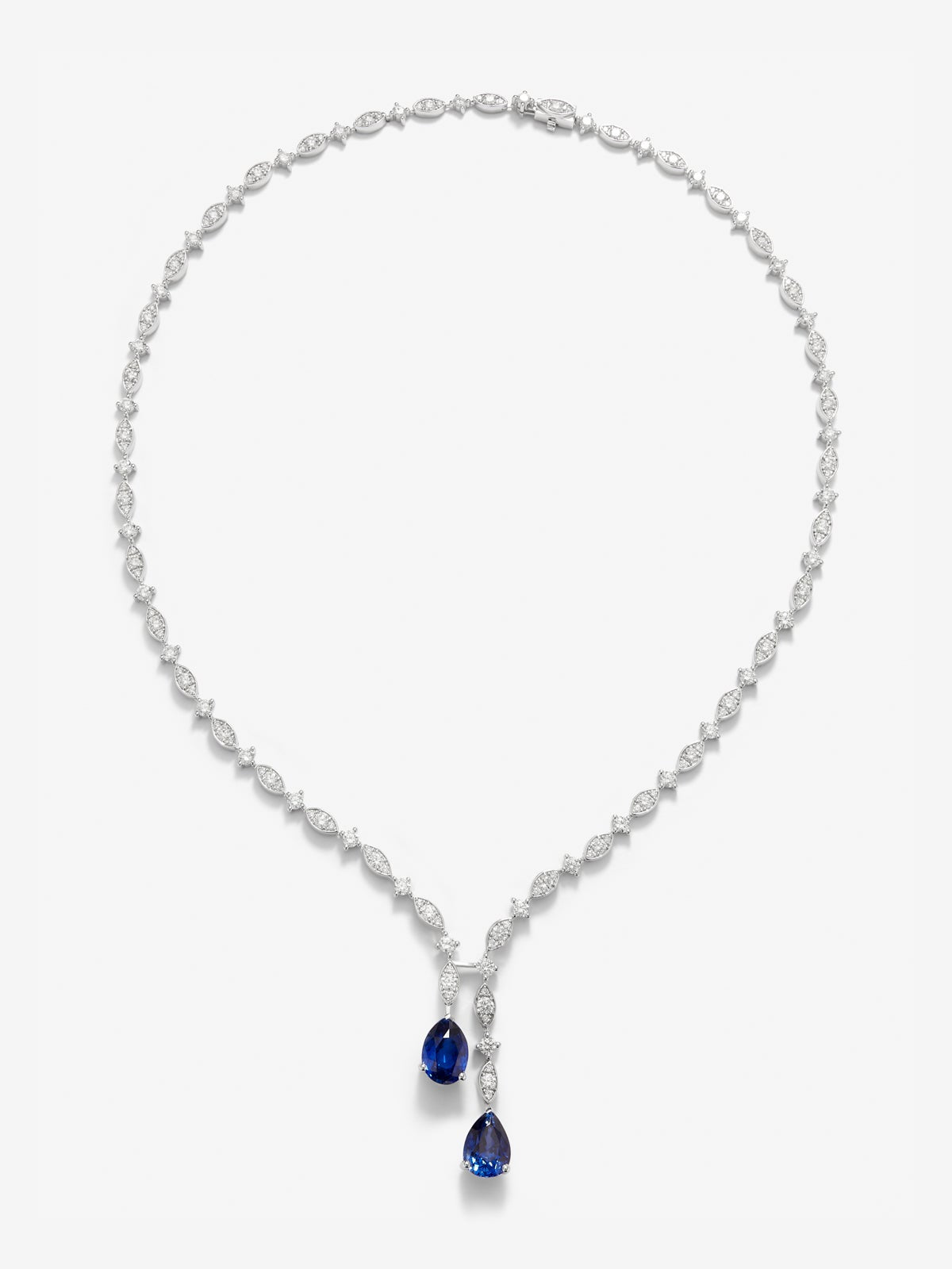 Collar de oro blanco de 18K con zafiro azul intenso en talla pera de 1,76 cts, esmeralda verde en talla pera de 0,96 cts y 163 diamantes en talla brillante con un total de 6,48 cts