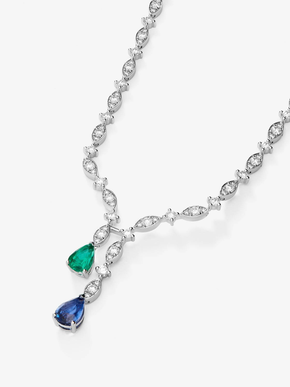 Collar de oro blanco de 18K con zafiro azul intenso en talla pera de 1,76 cts, esmeralda verde en talla pera de 0,96 cts y 163 diamantes en talla brillante con un total de 6,48 cts