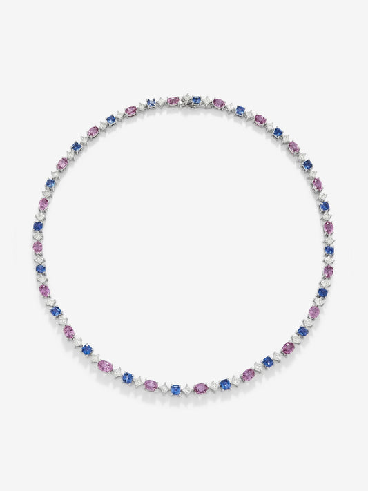 Collar rivière de oro blanco de 18K con zafiros azules en talla octogonal de 7,54 cts, zafiros rosas en talla oval de 14,88 cts y diamantes blancos en talla princesa de 6,16 cts