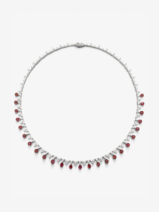 Collar rivière de oro blanco de 18K con rubíes rojos en talla pera de 8,53 cts y diamantes blancos en talla brillante de 7,63 cts