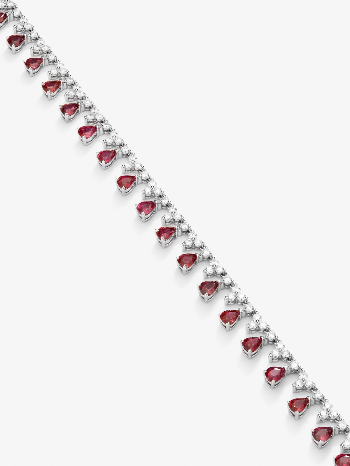Collar rivière de oro blanco de 18K con rubíes rojos en talla pera de 8,53 cts y diamantes blancos en talla brillante de 7,63 cts