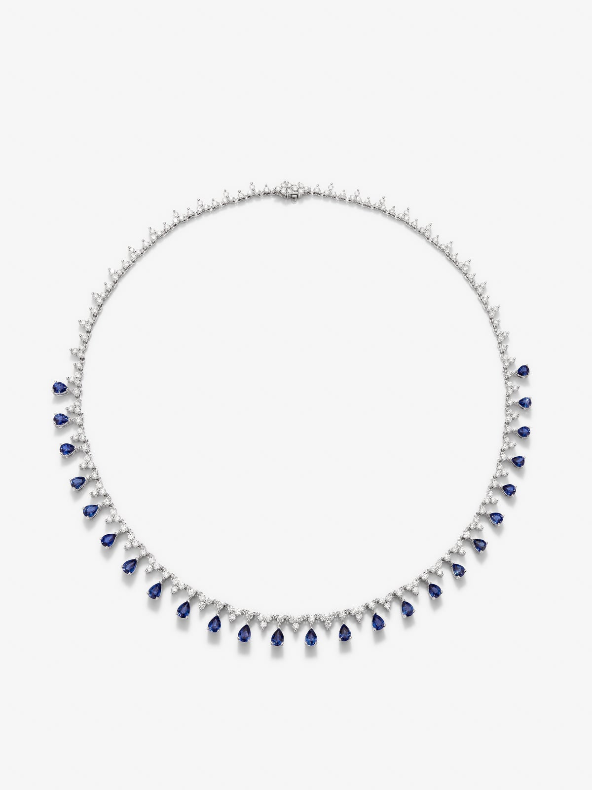 Collar rivière de oro blanco de 18K con 25 zafiros azules en talla pera con un total de 7,12 cts y 210 diamantes en talla brillante con un total de 6,13 cts
