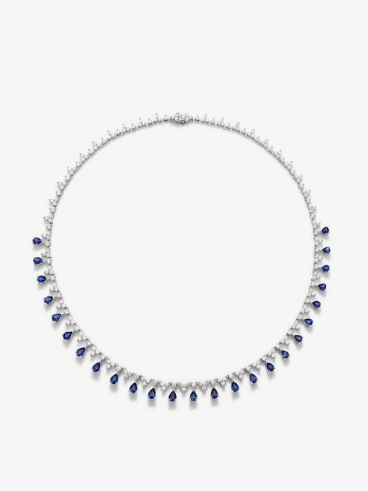 Collar rivière de oro blanco de 18K con 25 zafiros azules en talla pera con un total de 7,12 cts y 210 diamantes en talla brillante con un total de 6,13 cts
