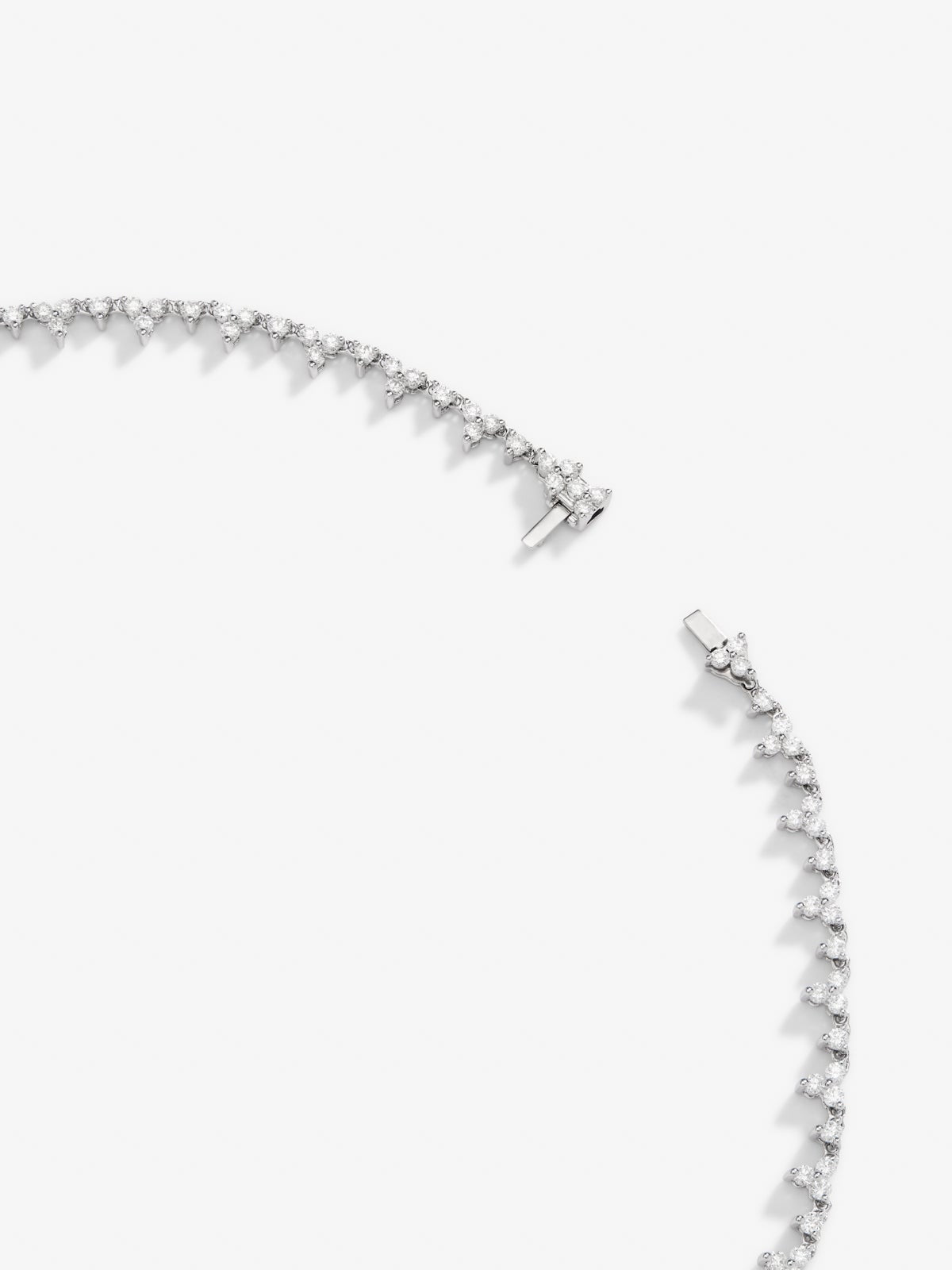 Collar rivière de oro blanco de 18K con 25 zafiros azules en talla pera con un total de 7,12 cts y 210 diamantes en talla brillante con un total de 6,13 cts