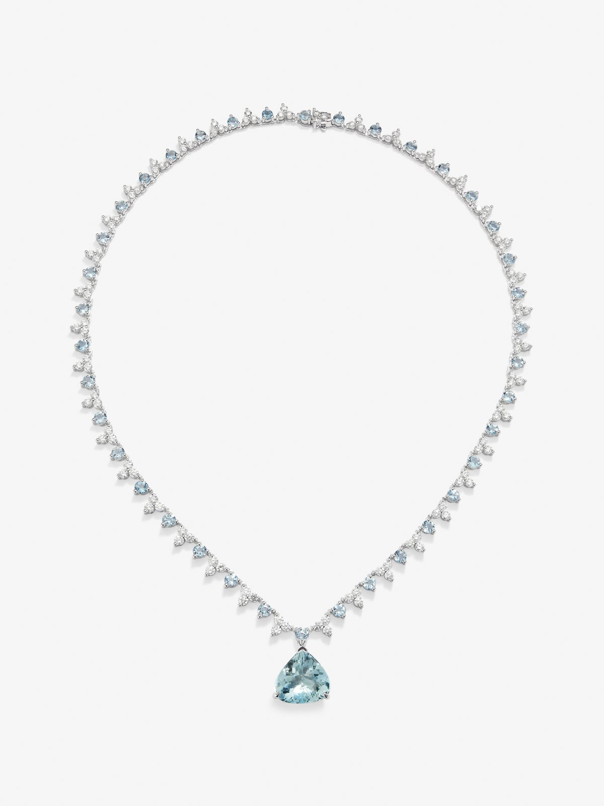 Collar rivière de oro blanco de 18K con aguamarina en talla pera de 5,88 cts,38  aguamarinas en talla brillante con un total de 5,41 cts y 114 diamantes en talla brillante con un total de 6,27 cts