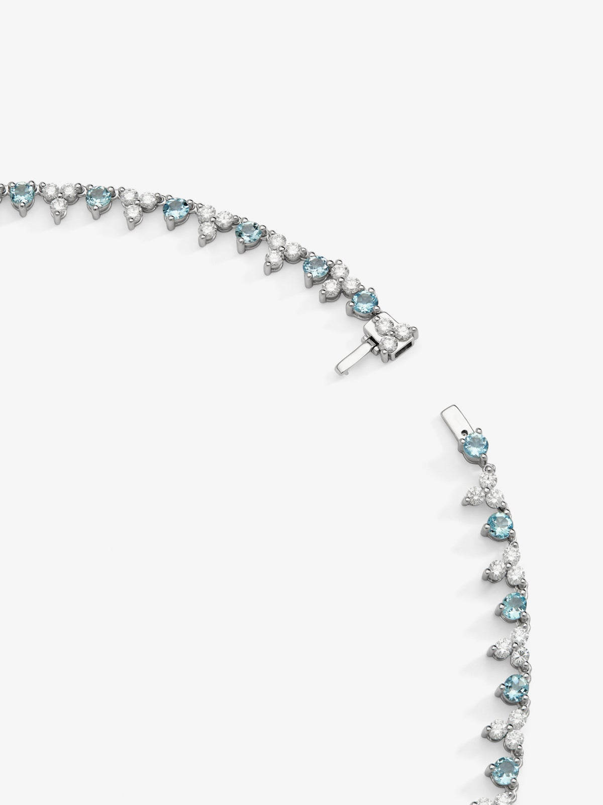 Collar rivière de oro blanco de 18K con aguamarina en talla pera de 5,88 cts,38  aguamarinas en talla brillante con un total de 5,41 cts y 114 diamantes en talla brillante con un total de 6,27 cts