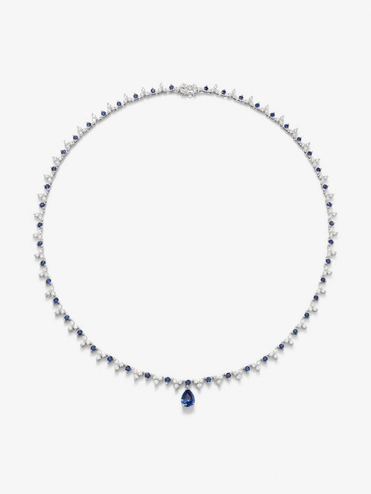 Collar de oro blanco de 18K con zafiro azul royal en talla pera de 1,25 cts, zafiros azules en talla brillante de 2,96 y diamantes blancos en talla brillante de 4,27 cts