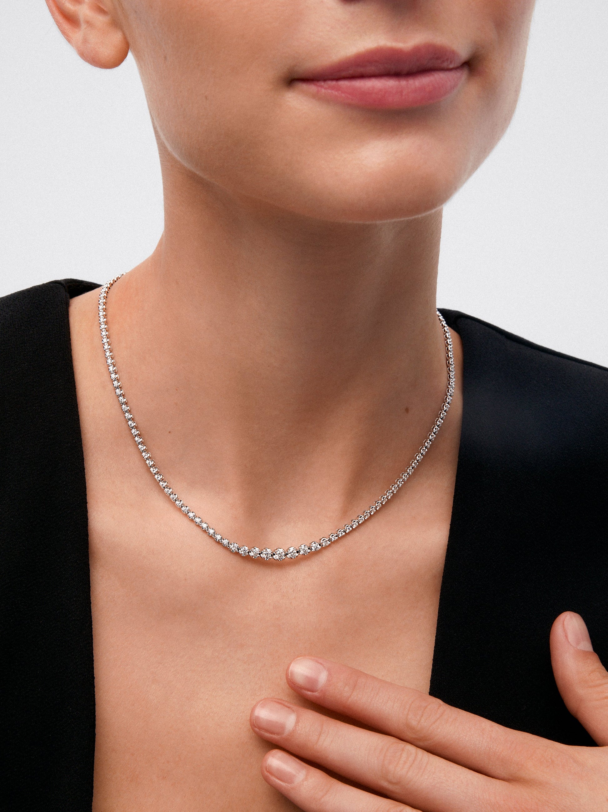 Collar rivière de oro blanco de 18K con 111 diamantes en talla brillante con un total de 2,86 cts