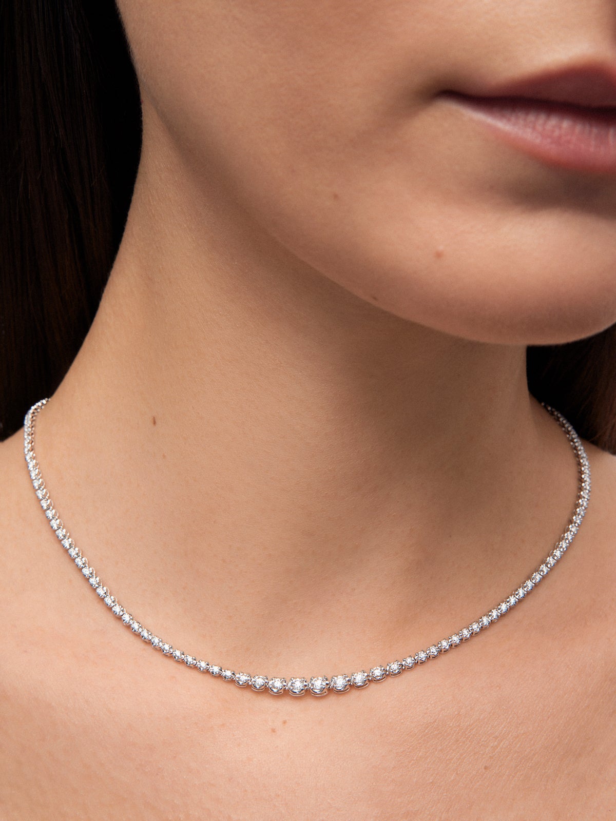 Collar rivière de oro blanco de 18K con 134 diamantes en talla brillante con un total de 2,86 cts