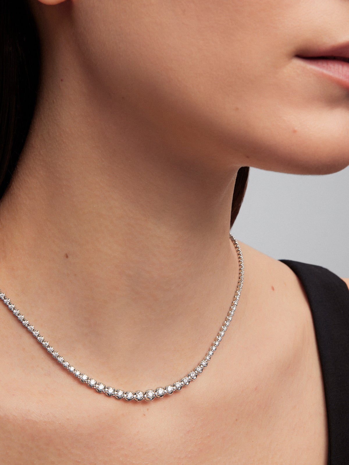 Collar rivière de oro blanco de 18K con 132 diamantes en talla brillante con un total de 4,9 cts