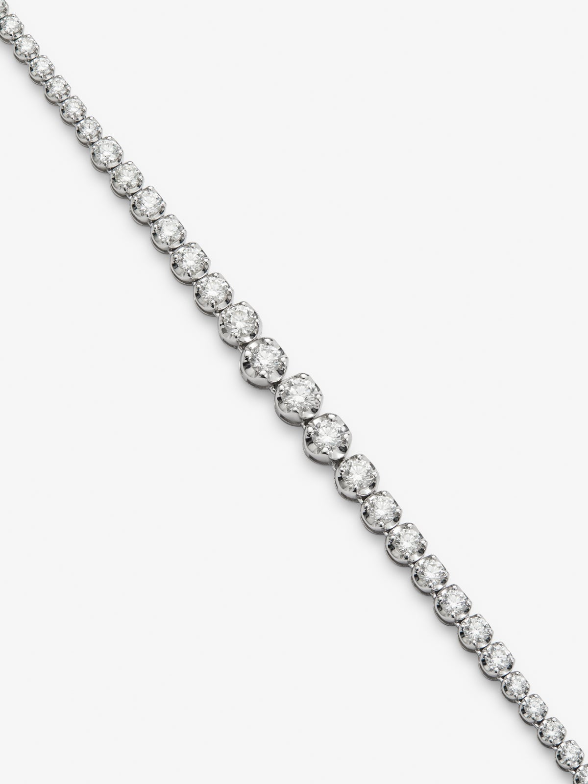 Collar rivière de oro blanco de 18K con 126 diamantes en talla brillante con un total de 6,71 cts